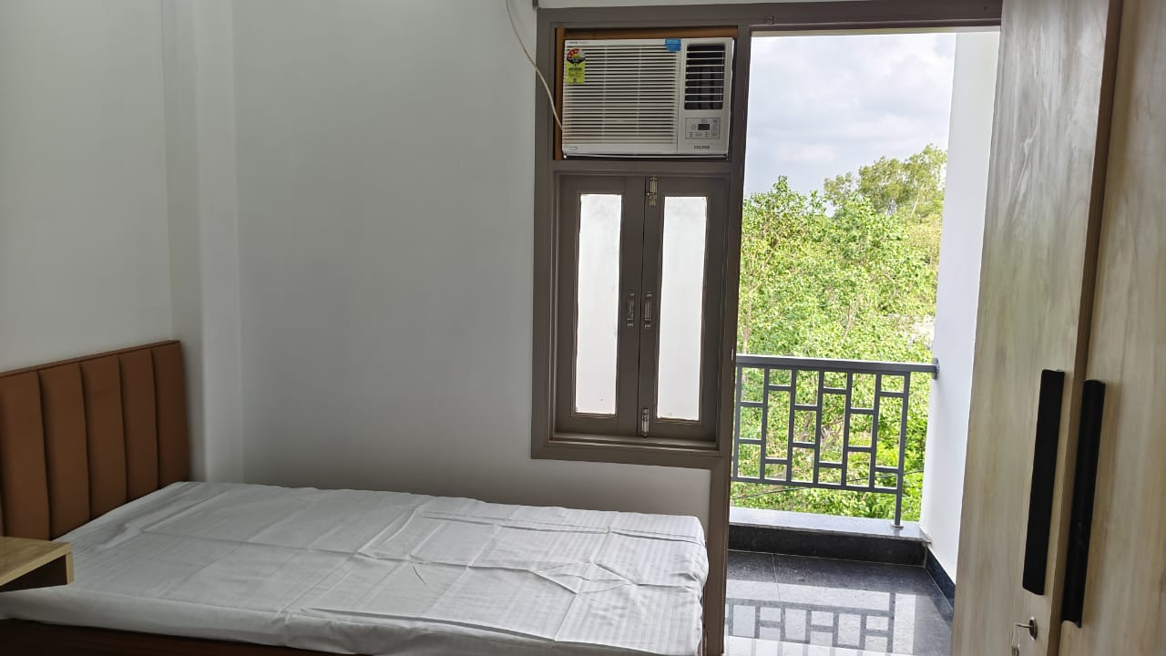 Zenith House room with balcony view