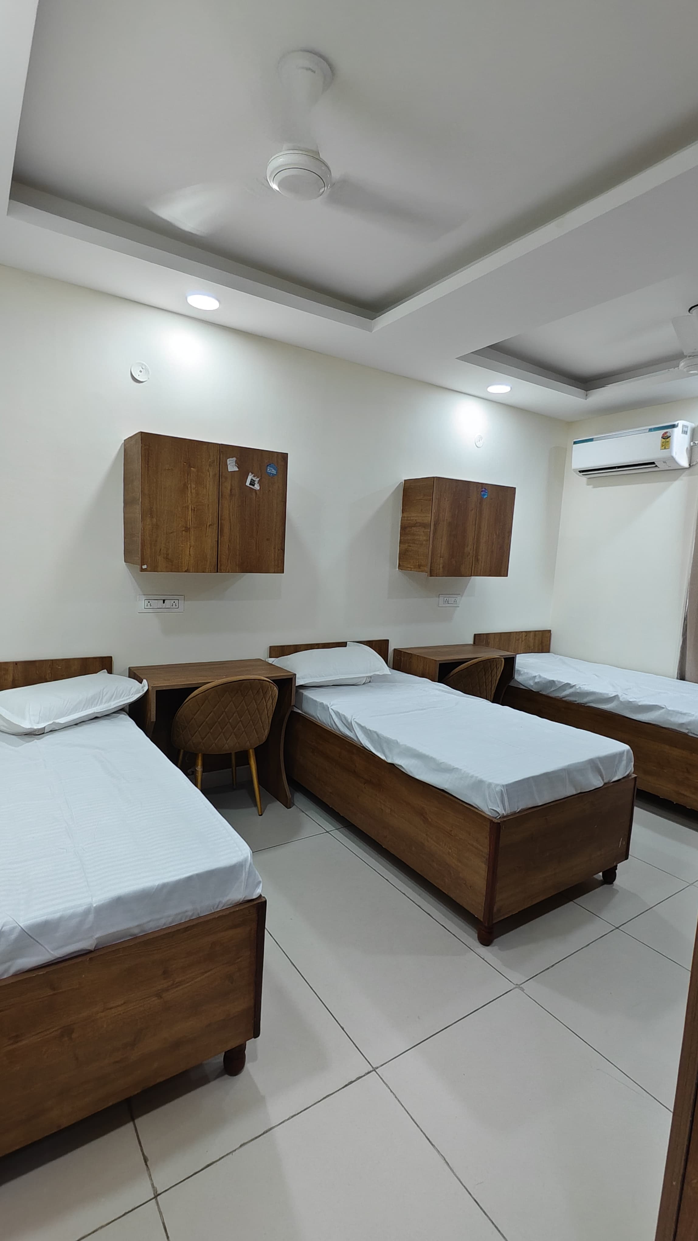 Aden Homez Zenith House air-conditioned triple room
